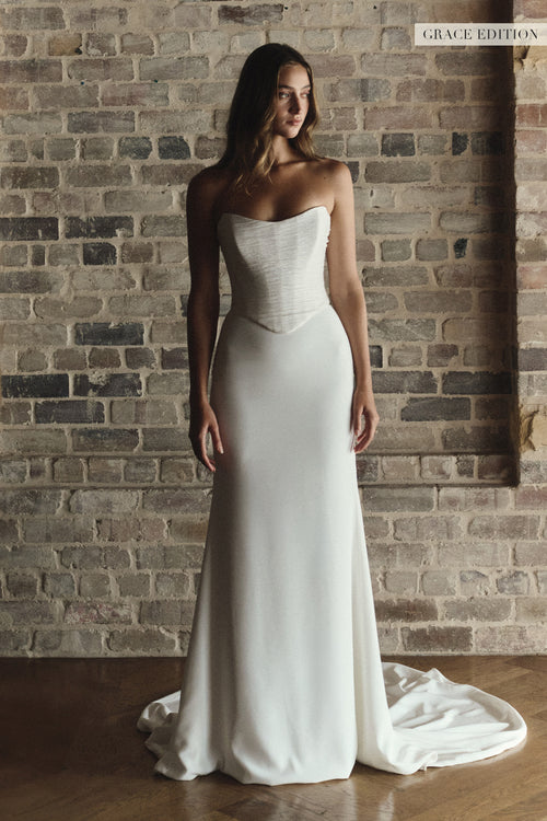 A woman wears a structured corset-style bodice and a long wedding skirt_XS_