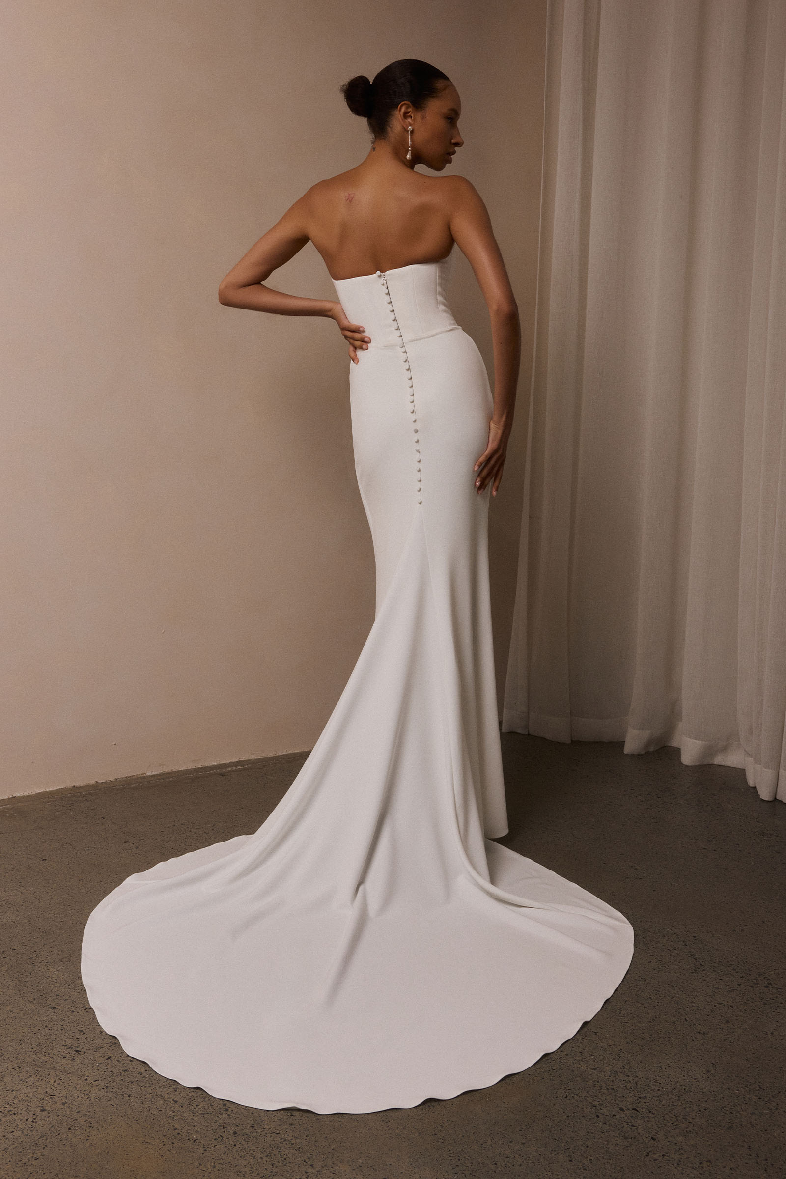 A woman wearing a strapless white mermaid style gown_XS_