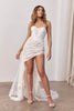 Woman wearing a lace wedding dress_XS_
