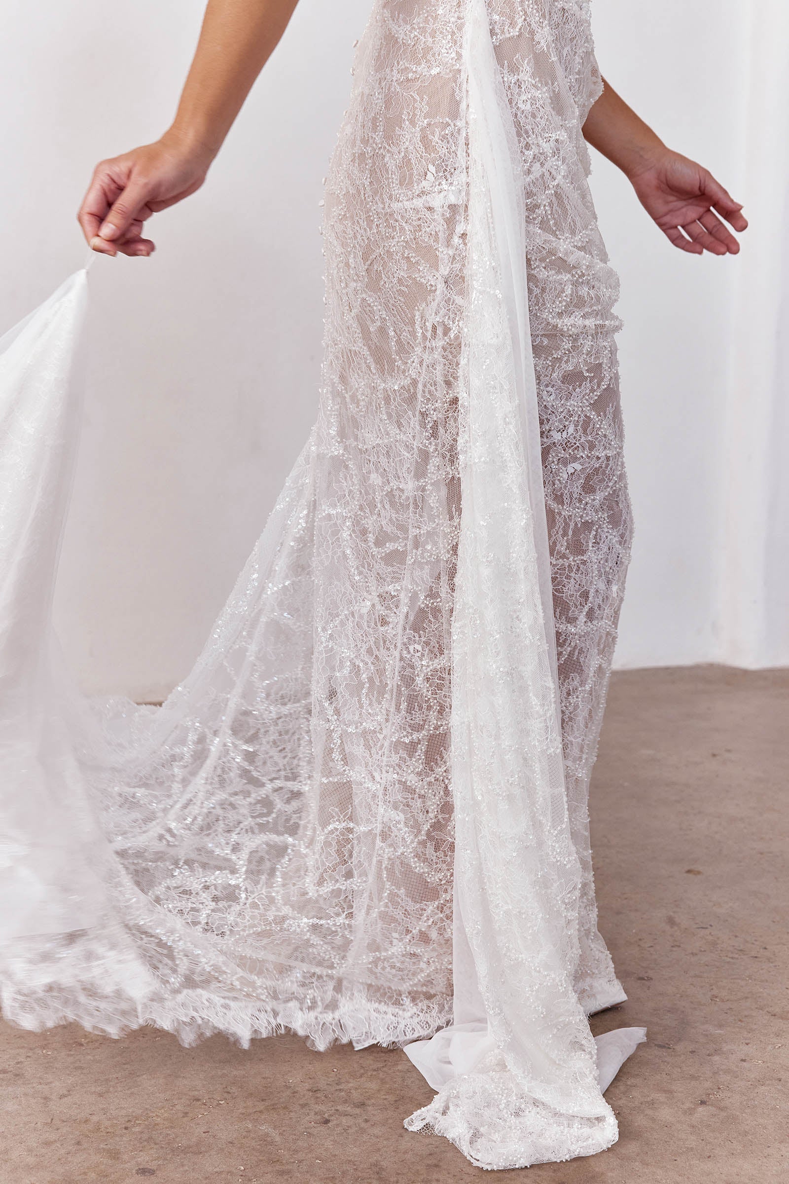 Close-up of a lace wedding dress_XS_