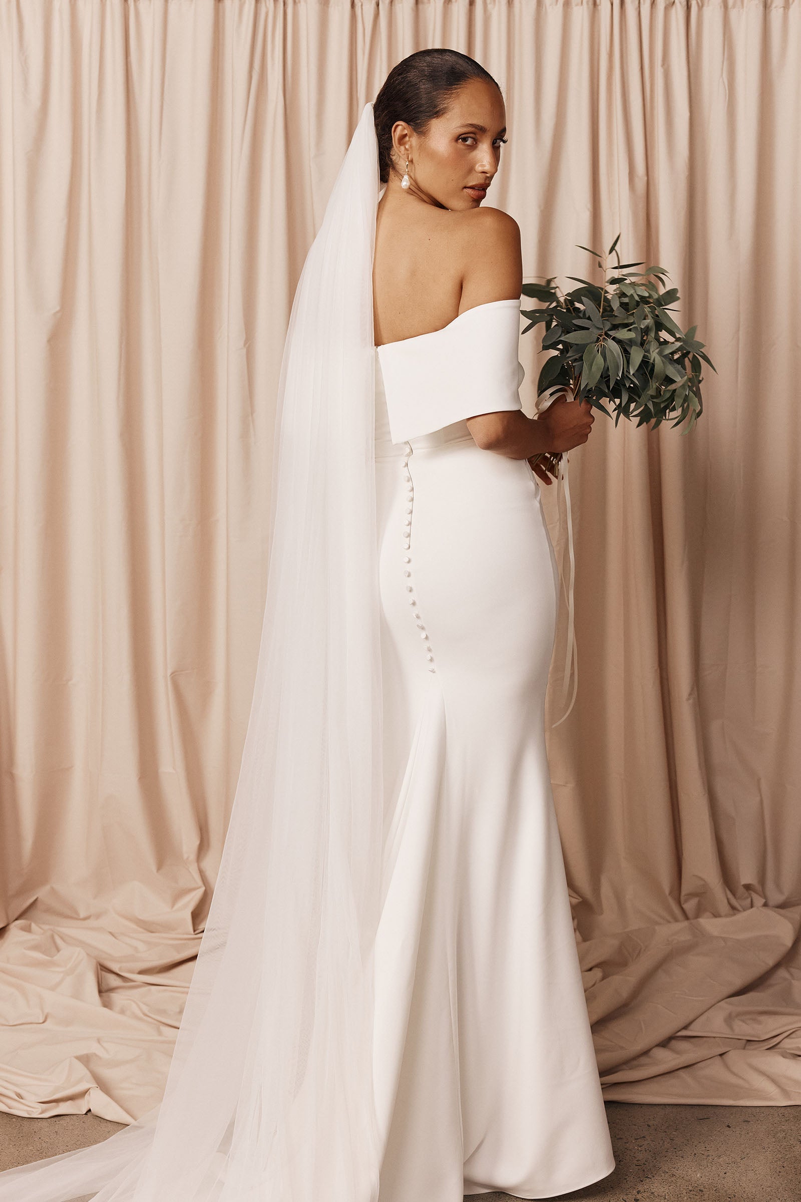 Off-the-shoulder wedding dress with a veil_XS_