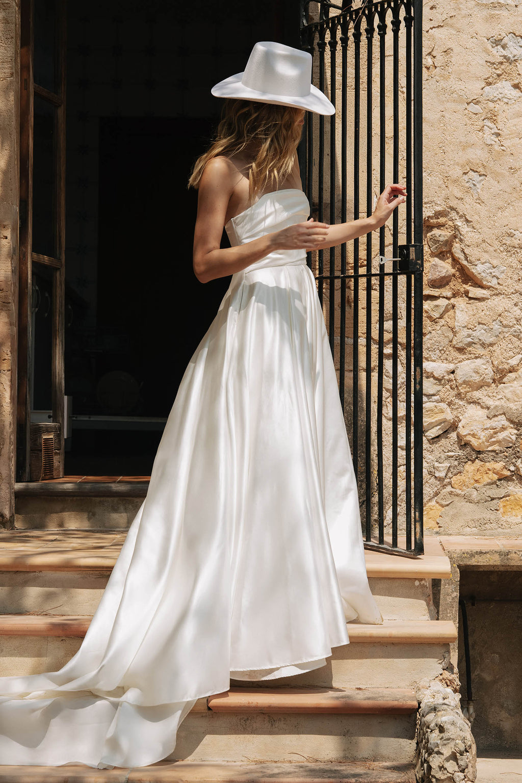 Woman in a strapless wedding dress and hat_XS_