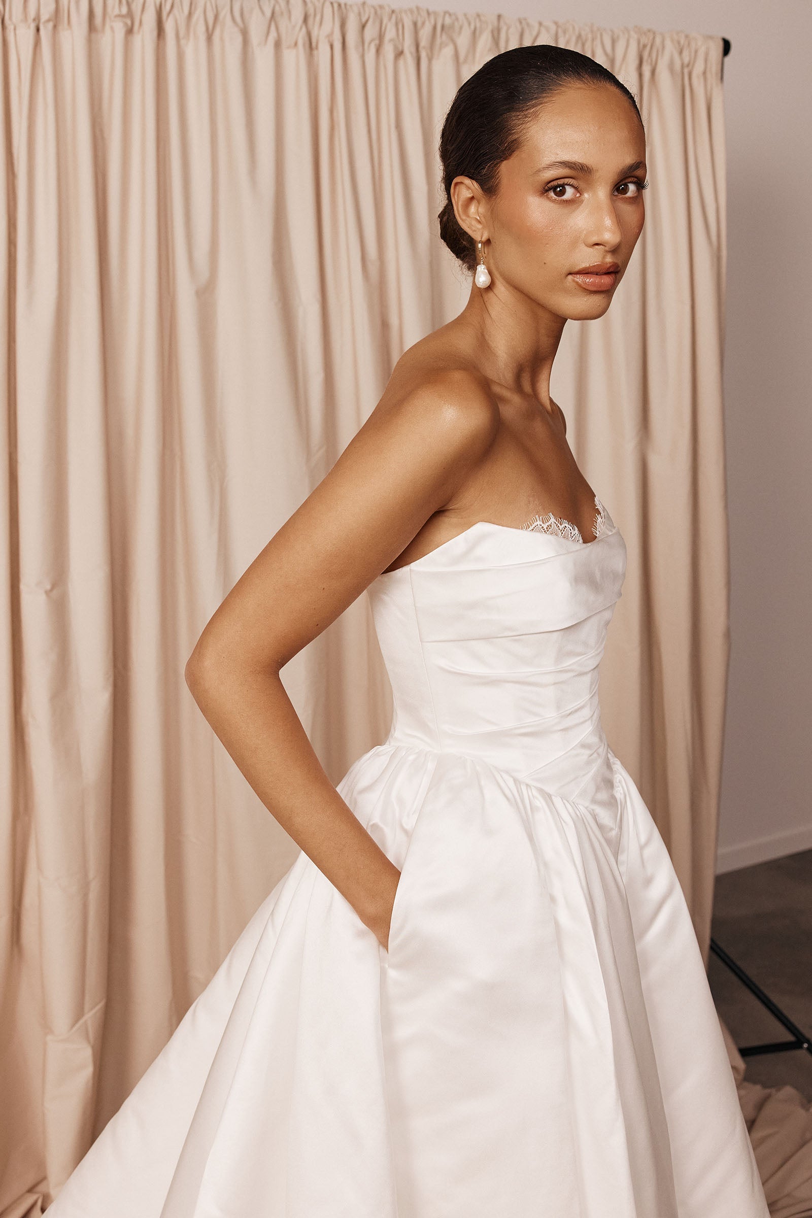 Strapless satin basque waist wedding dress_XS_